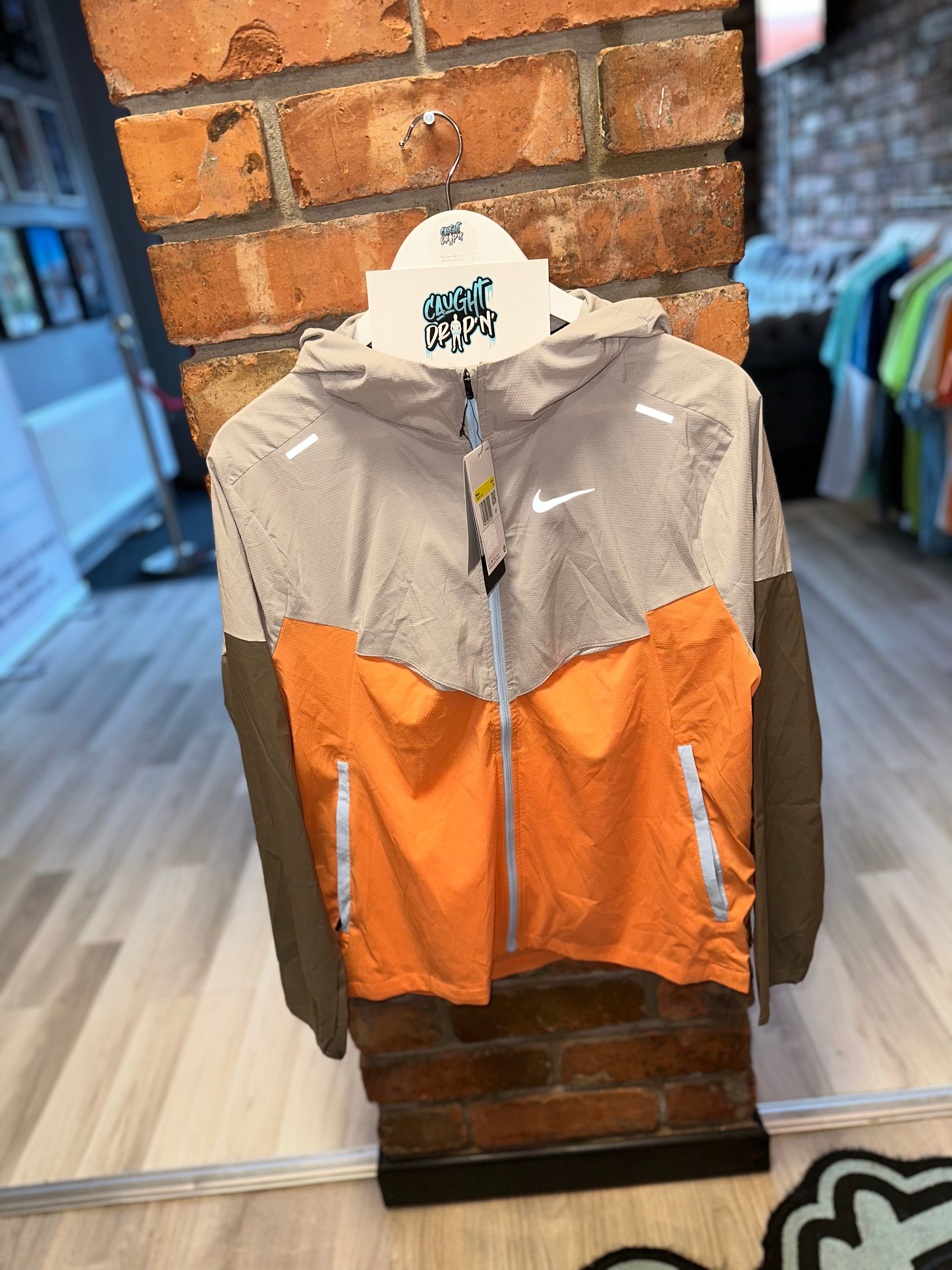 Nike windbreaker hotsell mens orange